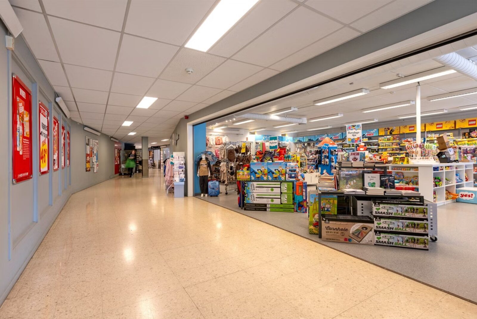 Innvendig handelsgate i senteret