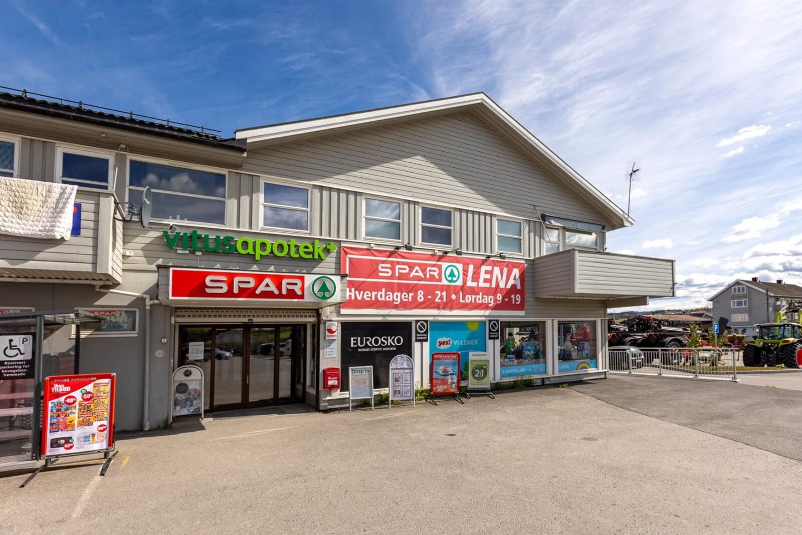 Hovedinngang med Spar og Vitus Apotek